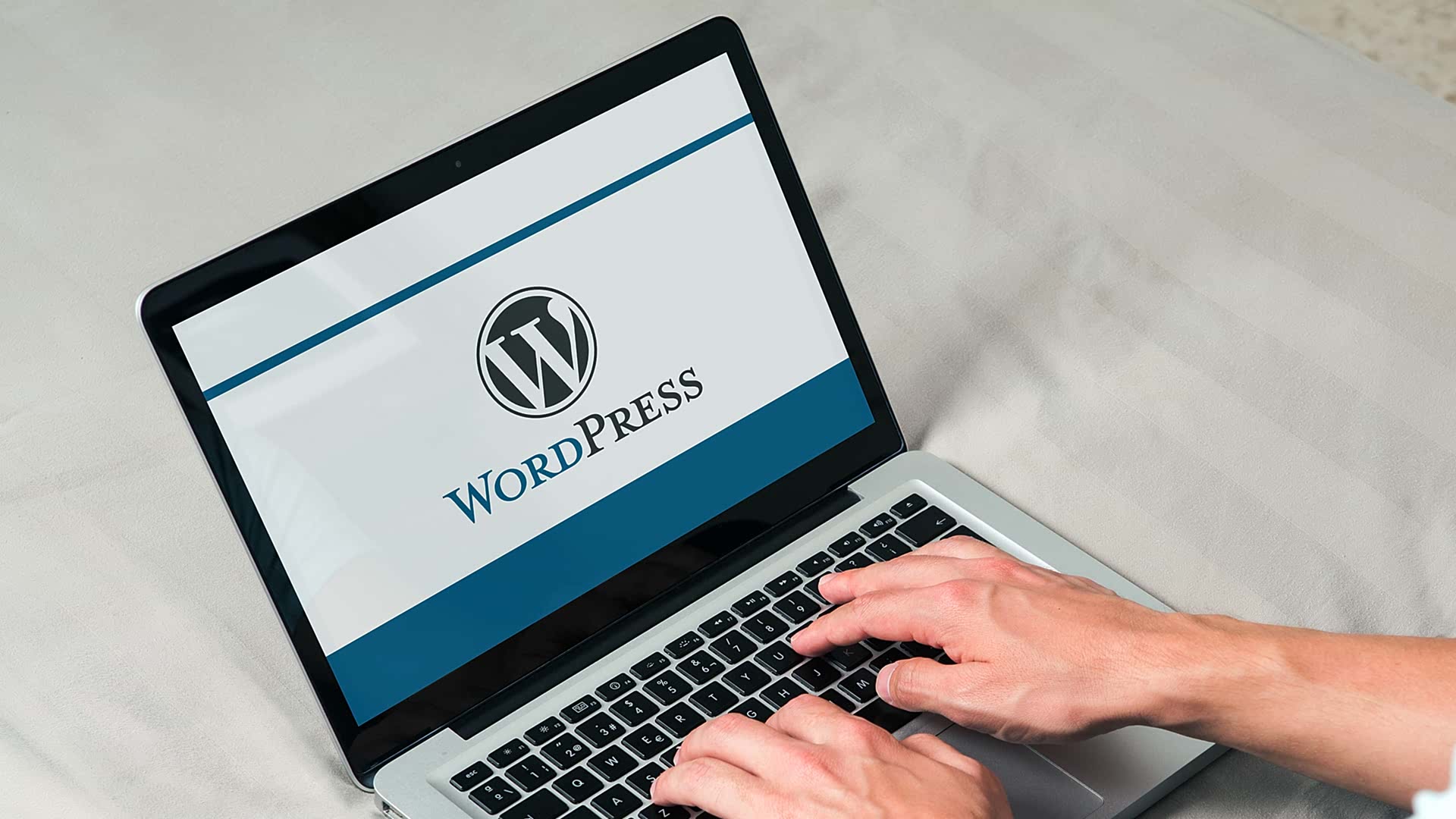 WordPress'in 2003 yılındaki ilk çıkışından bugüne uzanan ilham verici hikayesi ve tarihçesi.